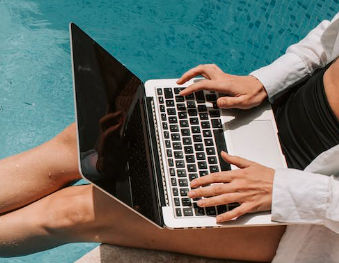Freelance marketing - Laptop water